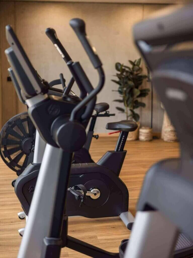 Fitnessraum im Ruhebereich mit Cardio-Geräten für eine Auszeit.