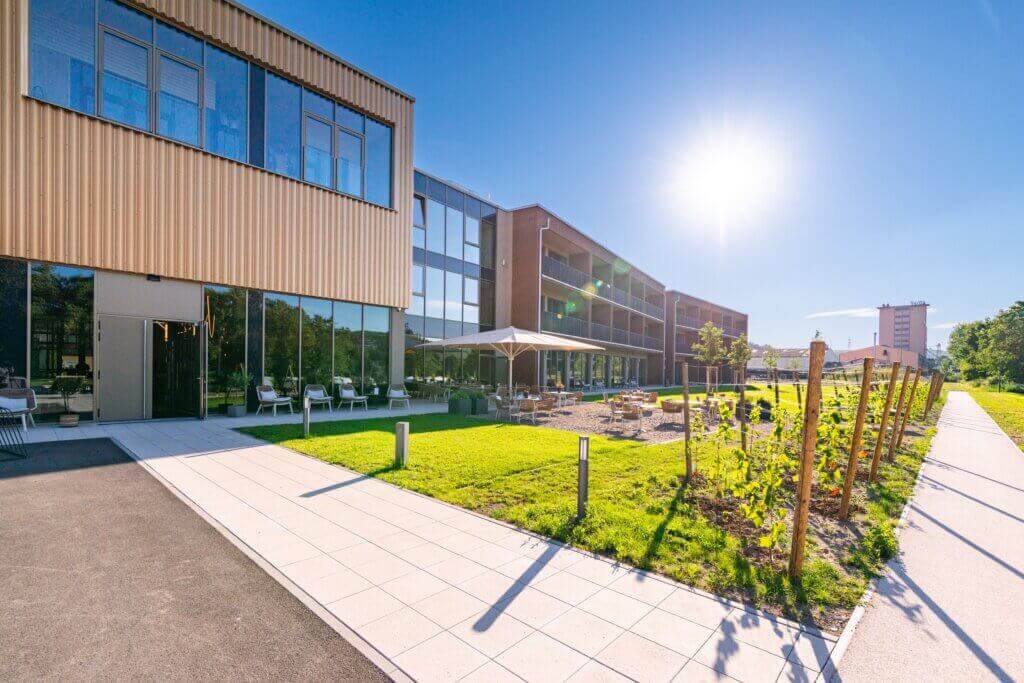 Moderne Unterkunft am Mainradweg mit sonniger Terrasse, Gartenbereich und komfortabler Außenanlage.