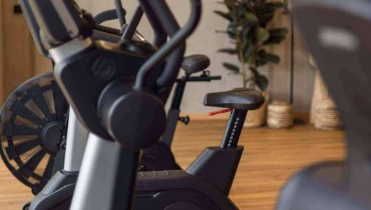 Fitnessraum im Ruhebereich mit Cardio-Geräten für eine Auszeit.